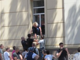Боевики захватили больницу в центре Донецка. Люди эвакуировались через окна