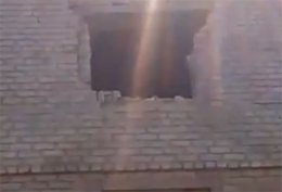 На Луганщине в жилой дом влетел снаряд (ВИДЕО)