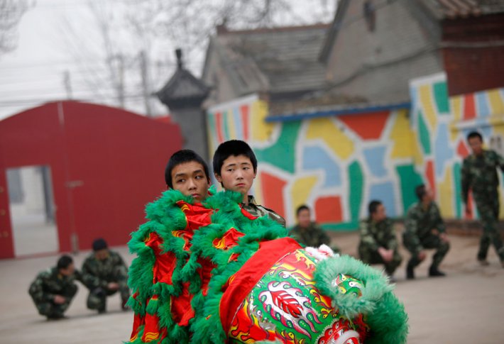 В Китае детей лечат от интернет-зависимости в армейских лагерях (ФОТО)