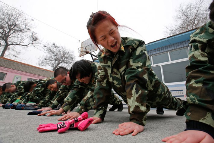 В Китае детей лечат от интернет-зависимости в армейских лагерях (ФОТО)