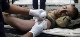 Военврачи делают операцию в полевых условиях (ВИДЕО)