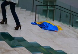 Крымская художница устроила в РФ под Эрмитажем лежачую акцию протеста (ФОТО)