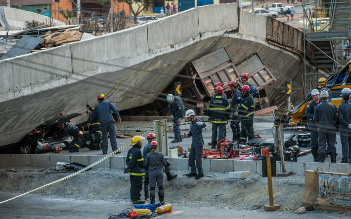 В Бразилии бетонная эстакада раздавила автобус и автомобили (ФОТО)