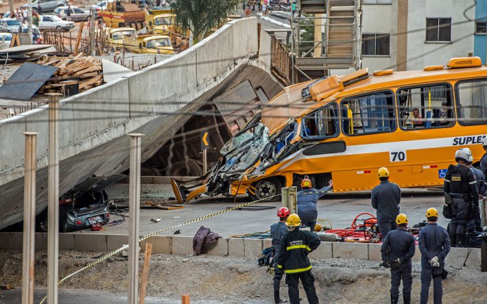 В Бразилии бетонная эстакада раздавила автобус и автомобили (ФОТО)