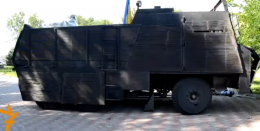 Бойцы "Азова" превратили КАМАЗ в броневик (ВИДЕО)