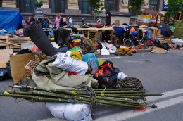 Митингующие на Майдане пакуют чемоданы