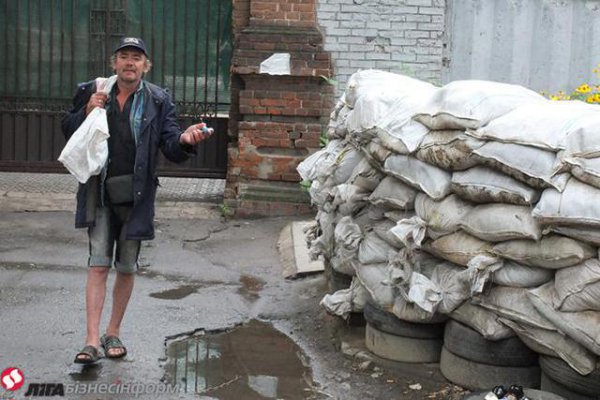 Первая партия продуктов питания поступила в освобожденный Славянск (ФОТО)