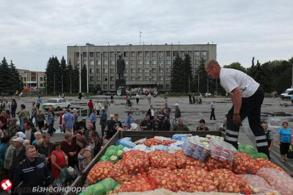 Первая партия продуктов питания поступила в освобожденный Славянск (ФОТО)