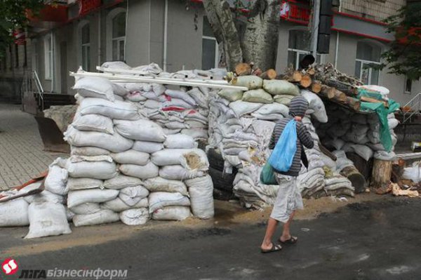 Первая партия продуктов питания поступила в освобожденный Славянск (ФОТО)