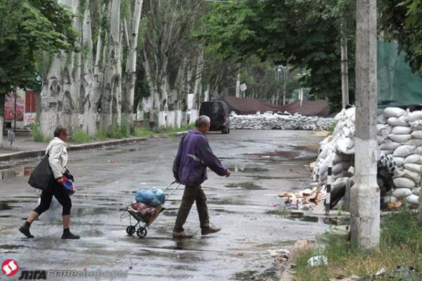 Первая партия продуктов питания поступила в освобожденный Славянск (ФОТО)