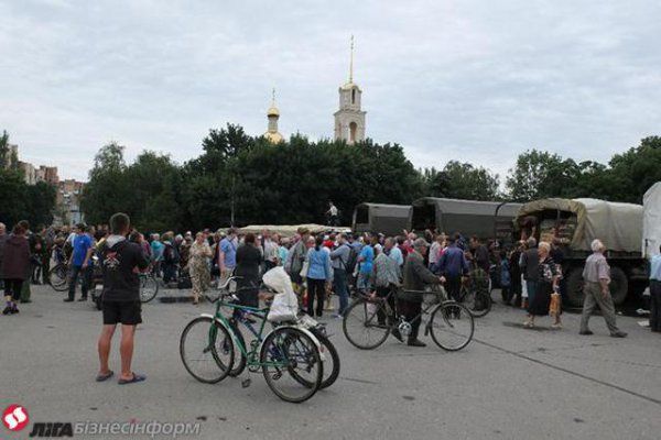 Первая партия продуктов питания поступила в освобожденный Славянск (ФОТО)