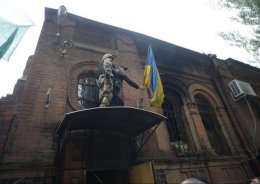 Ляшко поднял над СБУ в Славянске украинский флаг (ВИДЕО)