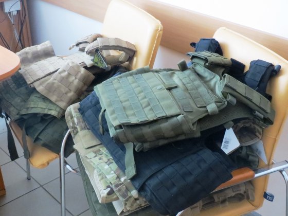 Сотрудники ЦТ «Дарынок» покупают бронежилеты для бойцов АТО (ФОТО)