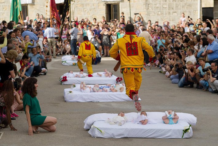 Как в Испании очищают младенцев от первородного греха и защищают от сглаза (ФОТО)