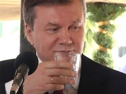 Как поздравляют Януковича с днем рождения его бывшие коллеги