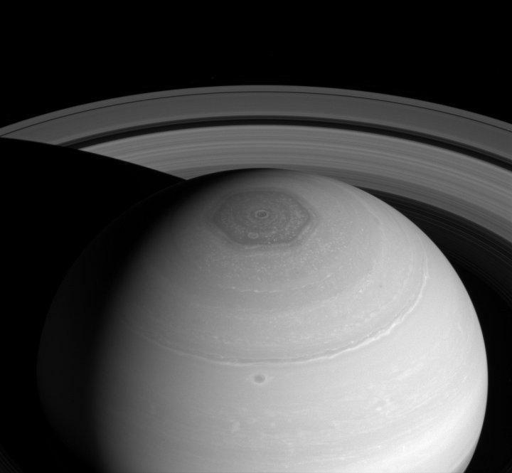 Сразу три «достопримечательности» Сатурна попали в кадр зонда Cassini (ФОТО)