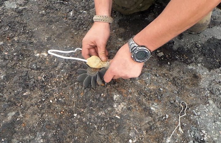 Саперы круглосуточно очищают Донбасс (ФОТО)