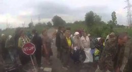 Бойцы АТО раздают продукты жителям освобожденных городов (ВИДЕО)
