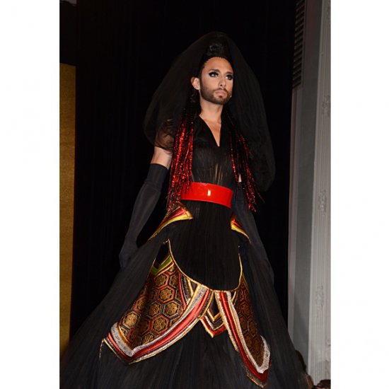 Кончита Вурст предстала в образе "пиковой дамы" на показе Жана-Поля Готье (ФОТО)