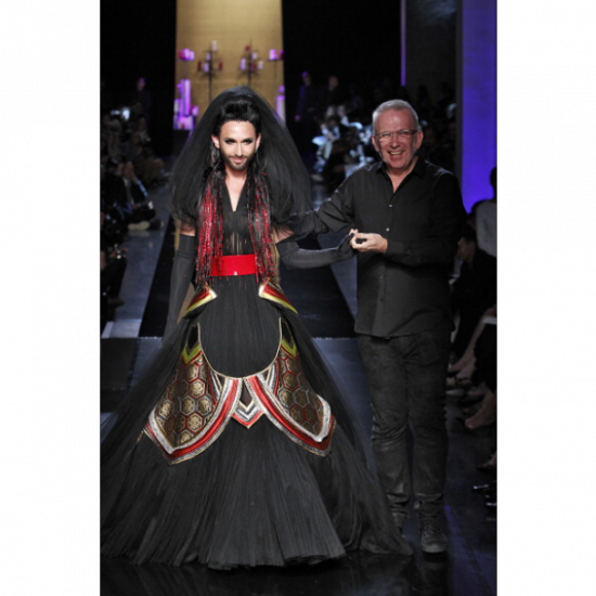 Кончита Вурст предстала в образе "пиковой дамы" на показе Жана-Поля Готье (ФОТО)