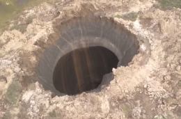 На Ямале обнаружен огромный провал в земле (ВИДЕО)