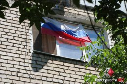В Николаеве проукраинские активисты заставили жителя снять с окна флаг РФ (ВИДЕО)