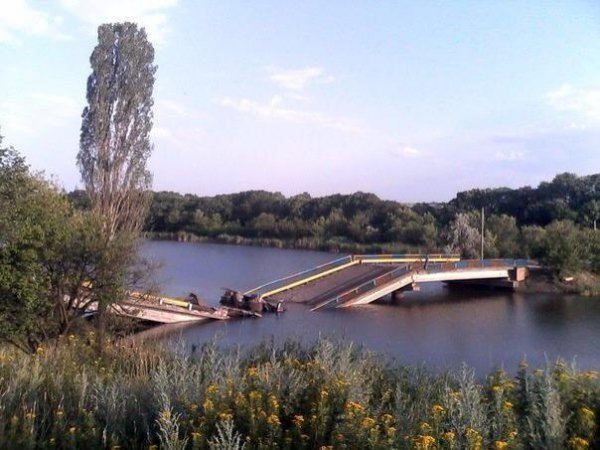 Около Енакиево террористы подорвали крупный мост (ФОТО)