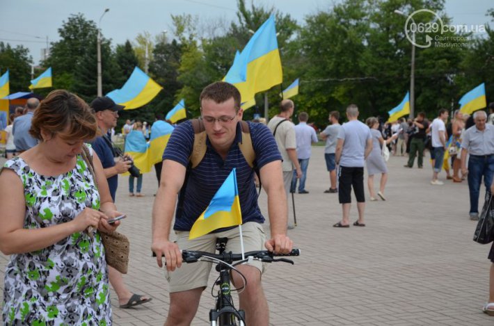 В Мариуполе растянули гигантский флаг Украины (ФОТО)