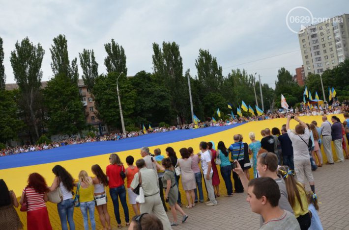 В Мариуполе растянули гигантский флаг Украины (ФОТО)