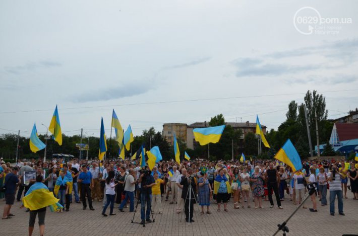 В Мариуполе растянули гигантский флаг Украины (ФОТО)