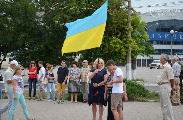 В Мариуполе растянули гигантский флаг Украины (ФОТО)