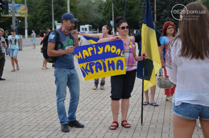 В Мариуполе растянули гигантский флаг Украины (ФОТО)