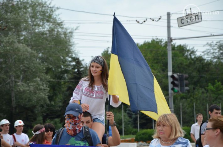 В Мариуполе растянули гигантский флаг Украины (ФОТО)