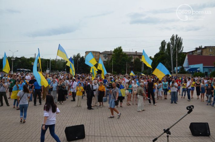 В Мариуполе растянули гигантский флаг Украины (ФОТО)
