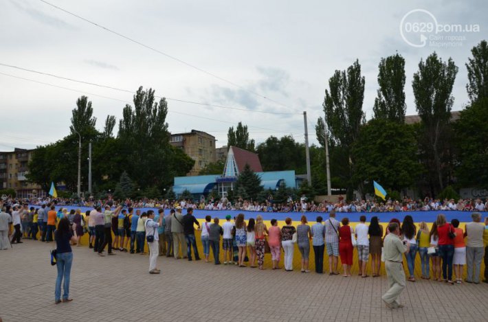 В Мариуполе растянули гигантский флаг Украины (ФОТО)