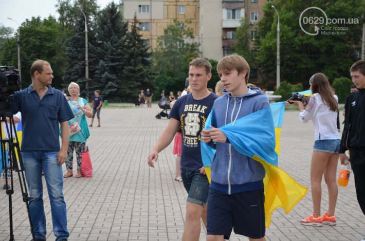В Мариуполе растянули гигантский флаг Украины (ФОТО)