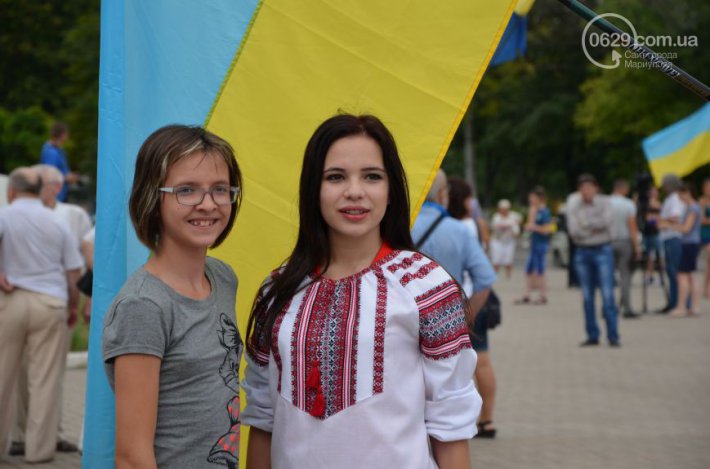 В Мариуполе растянули гигантский флаг Украины (ФОТО)