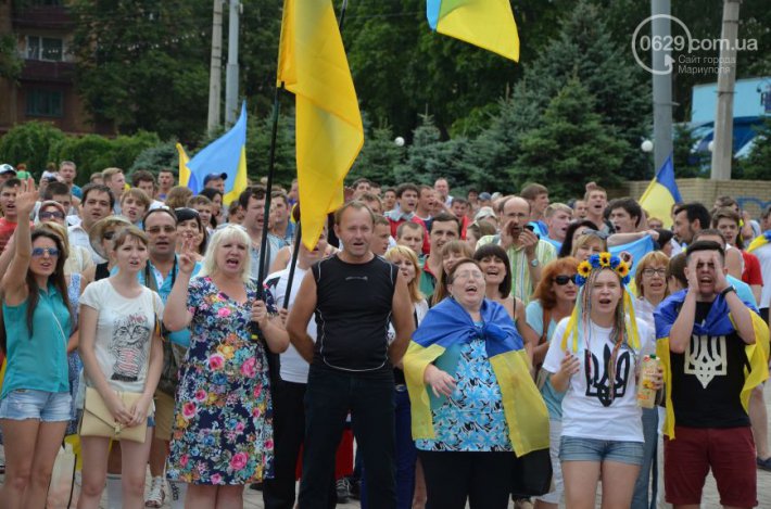 В Мариуполе растянули гигантский флаг Украины (ФОТО)