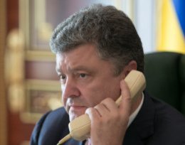 Порошенко поздравил Олланда с Днем взятия Бастилии