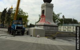 В Харькове памятник Независимости Украины облили краской