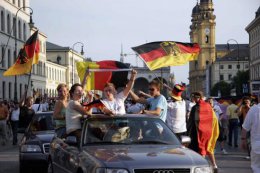В Германии салют, а в Аргентине беспорядки (ВИДЕО)