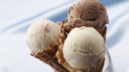 Медики рассказали, почему следует ограничить употребление мороженого и газировки в жару