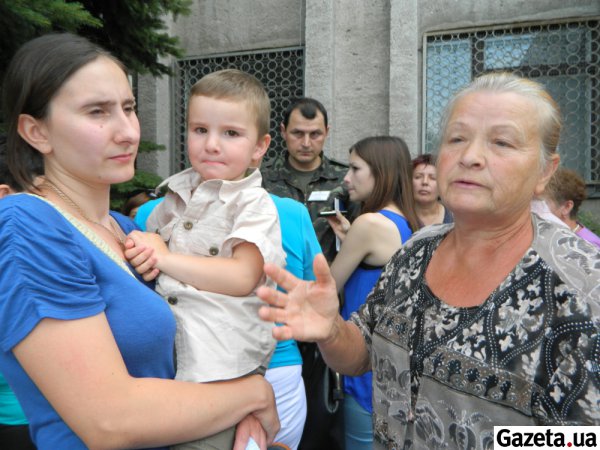 Винницкие матери требуют возвращения своих сыновей домой из зоны АТО (ФОТО)