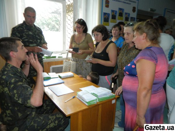 Винницкие матери требуют возвращения своих сыновей домой из зоны АТО (ФОТО)
