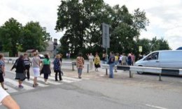 Во Львовской области женщины перекрыли движение на трассе