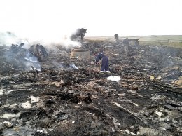 Никого кроме российских СМИ боевики не пустили к сбитому самолету