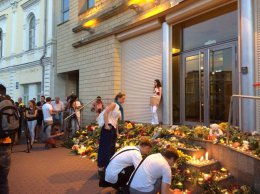 Руслана выразила свои соболезнования вместе с киевлянами возле посольства