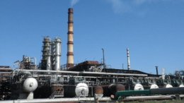 На территорию Лисичанского нефтеперерабатывающего завода попал снаряд (ВИДЕО)