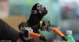Ученые создали робота, который добавит руке дополнительные 2 пальца (ФОТО)