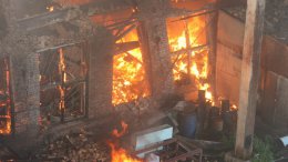 В Луганске в результате попадания снаряда загорелся «Машиностроительный завод «100»